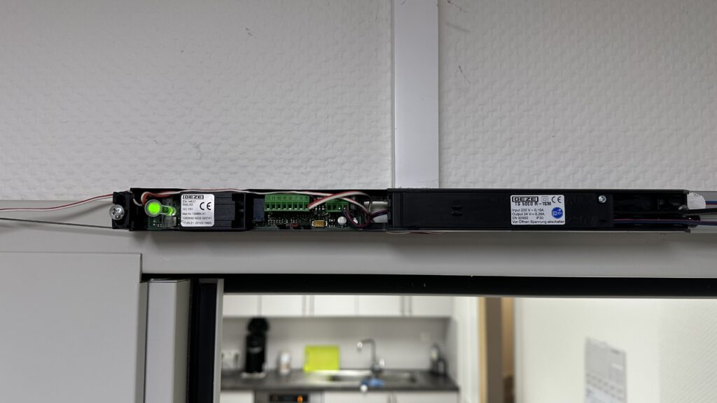 Feststellanlage mit Schließfolgeregler